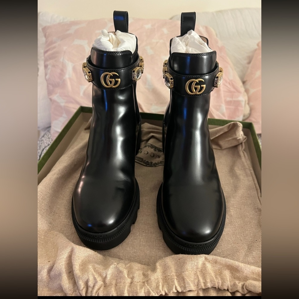 PRISTINE CONDITION! Gucci Chelsea boots with Jewels size 8.